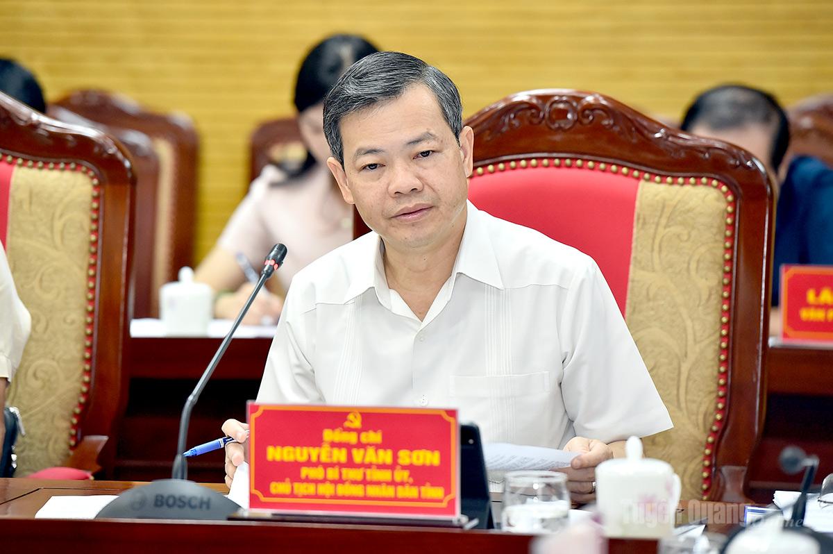 Chủ tịch HĐND tỉnh Nguyễn Văn Sơn phát biểu ý kiến tại cuộc họp.