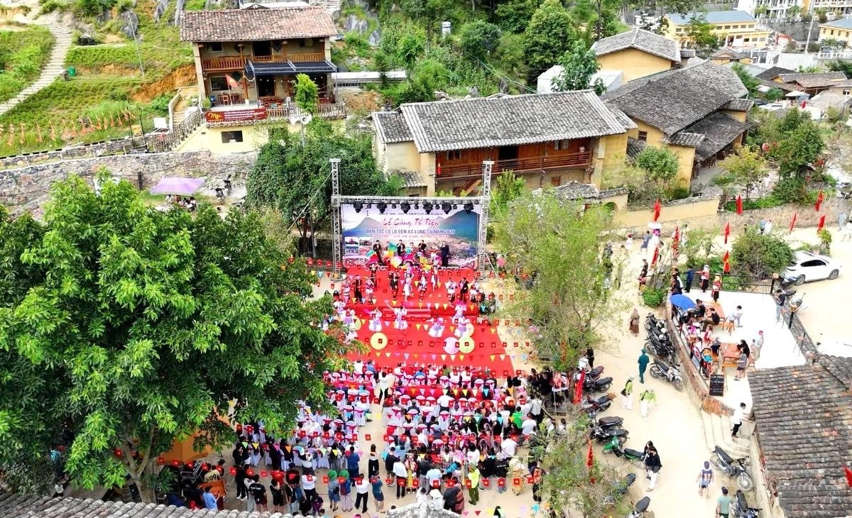 Visiting Lo Lo Chai Village, Lung Cu Commune, in the seventh lunar month, visitors can witness the Lo Lo people solemnly holding their Ancestral Worship Ceremony in the sacred space at the foot of the Lung Cu National Flagpole, a revered ritual preserved through generations.