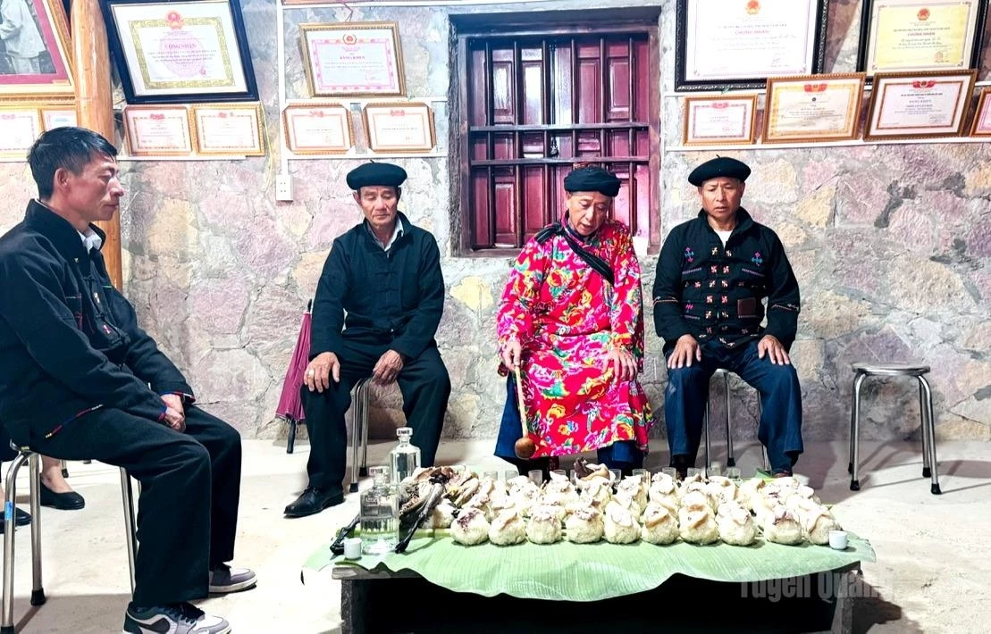 Folk artisans perform the ancestral worship rituals of the Lo Lo ethnic group in Lo Lo Chai Village, Lung Cu Commune.