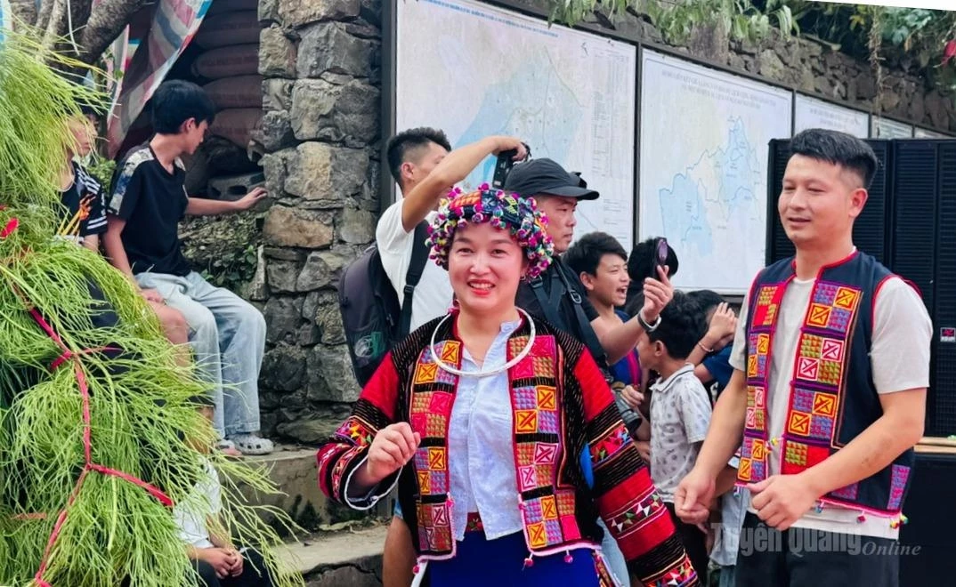 Dressed in their colorful traditional costumes, Lo Lo young men and women joyfully join the community’s cultural festival.