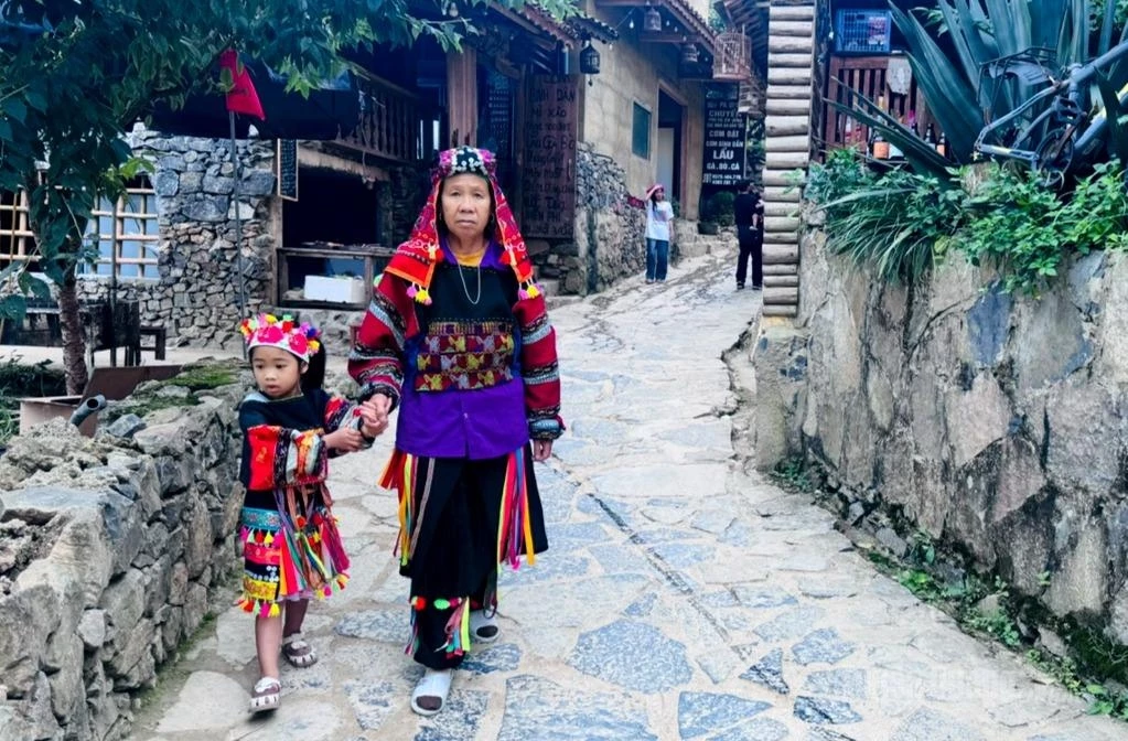 From the elderly to young children, villagers gather at the Lo Lo Chai Village Cultural House in Lung Cu Commune to join hands in preserving the ancestral worship tradition, a distinctive cultural heritage of the Lo Lo ethnic group.