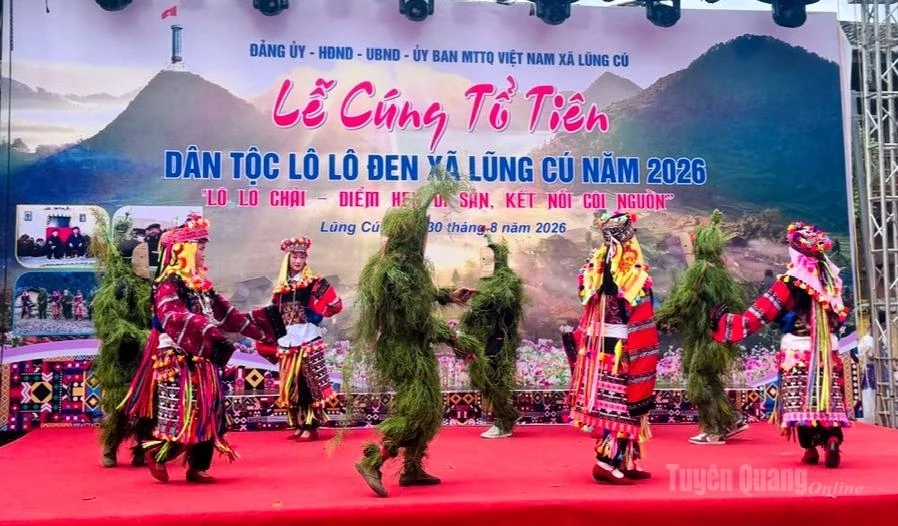 Traditional dances are performed during the festival, conveying joy, gratitude to the ancestors and hopes for a peaceful and prosperous life.