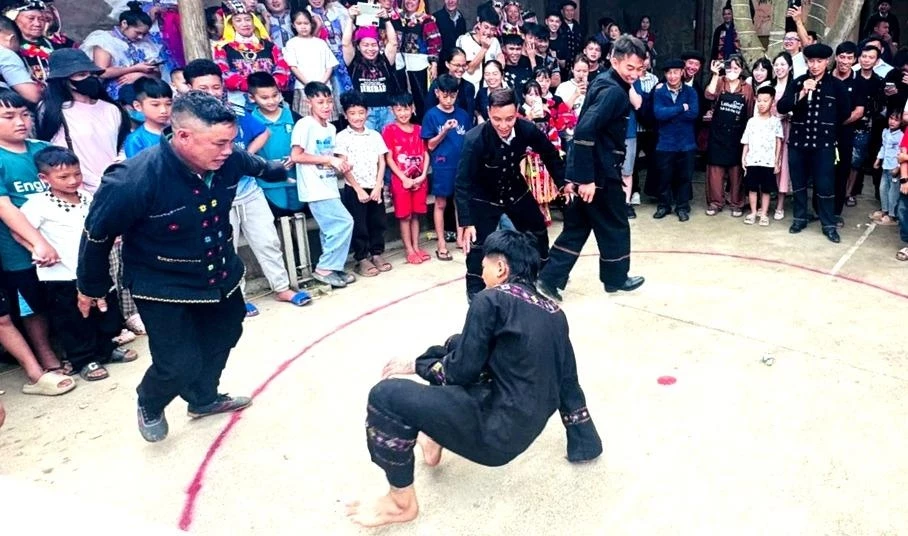 The festive atmosphere becomes even more vibrant with traditional cultural activities, helping promote and spread the cultural values of the  Lo Lo ethnic group.