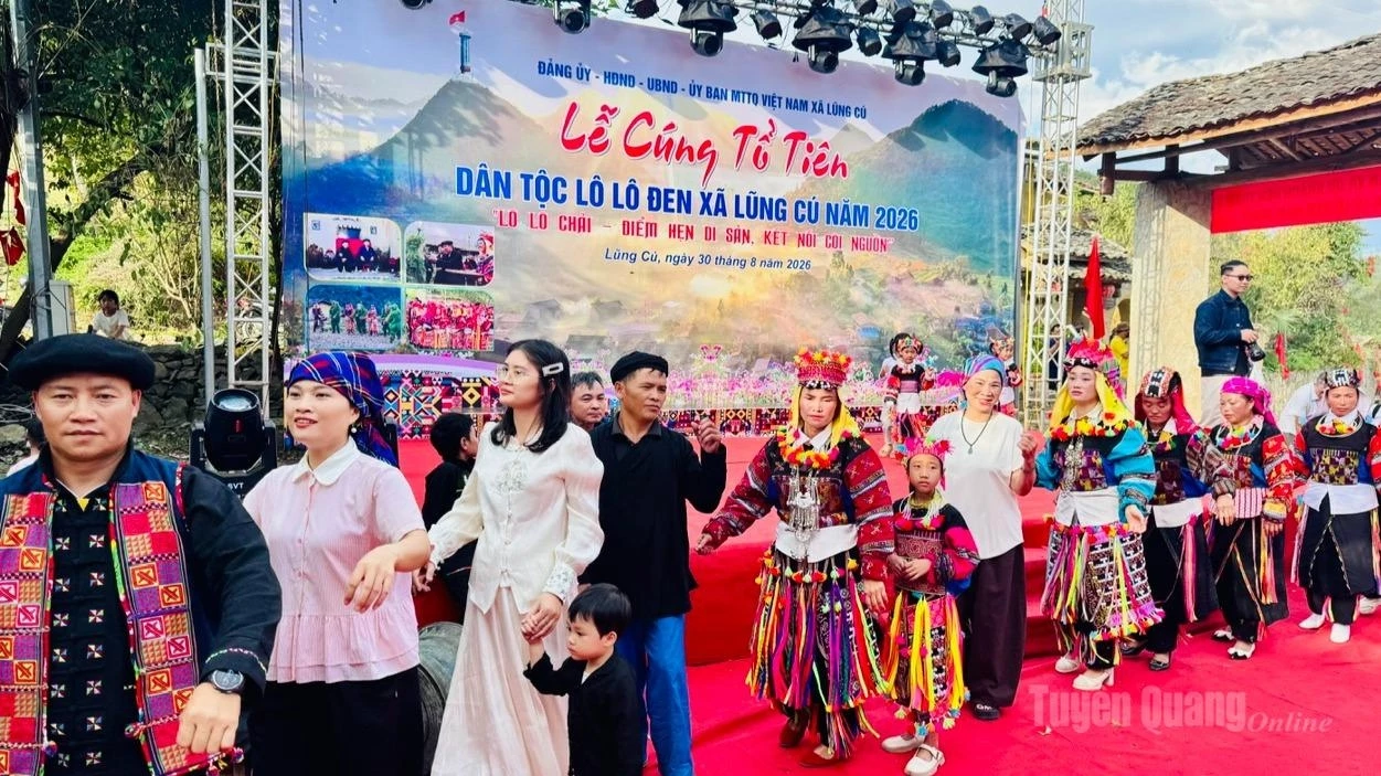 Visitors join in the dances and traditional performances at the Ancestral Worship Ceremony of the Lo Lo ethnic group in Lo Lo Chai Village, Lung Cu Commune.