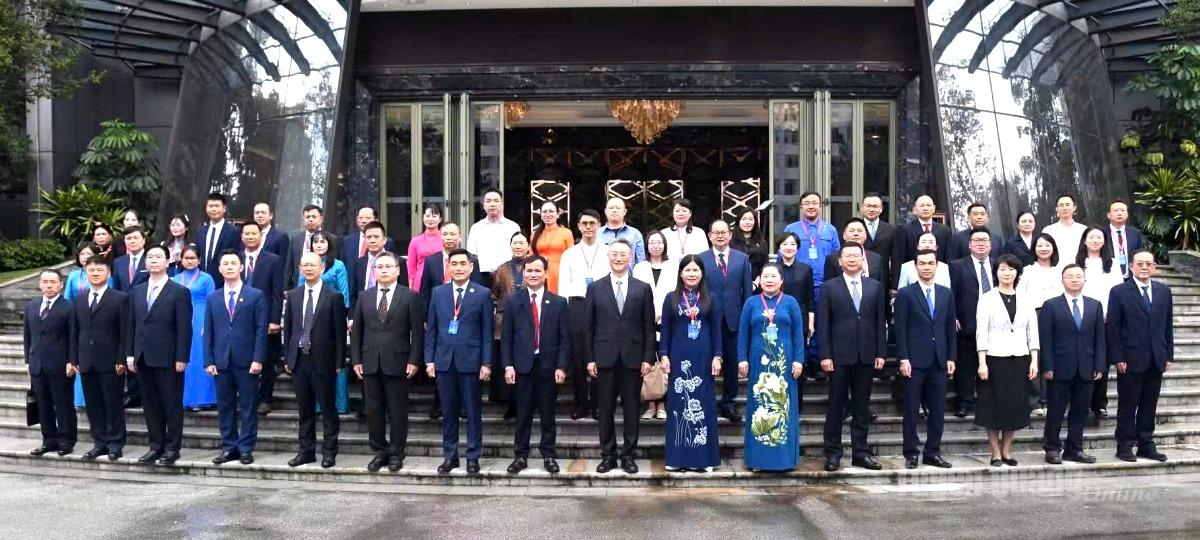 Lãnh đạo Tổng Công hội Toàn quốc Trung Quốc, tỉnh Vân Nam, châu Văn Sơn chụp ảnh lưu niệm cùng Đoàn đại biểu LĐLĐ các tỉnh phía Bắc Việt Nam.
