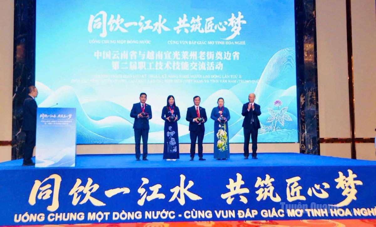 Ông Kim Dũng, Phó Chủ tịch Tổng Công hội tỉnh Vân Nam (Trung Quốc) trao quà lưu niệm cho 4 trưởng đoàn của 4 tỉnh.