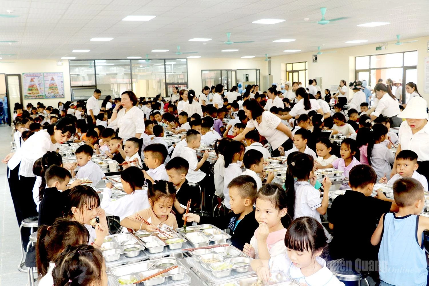 The first meal under the boarding school’s roof. Faces that initially looked bewildered gradually became more familiar amid the warm atmosphere of their new home away from home.