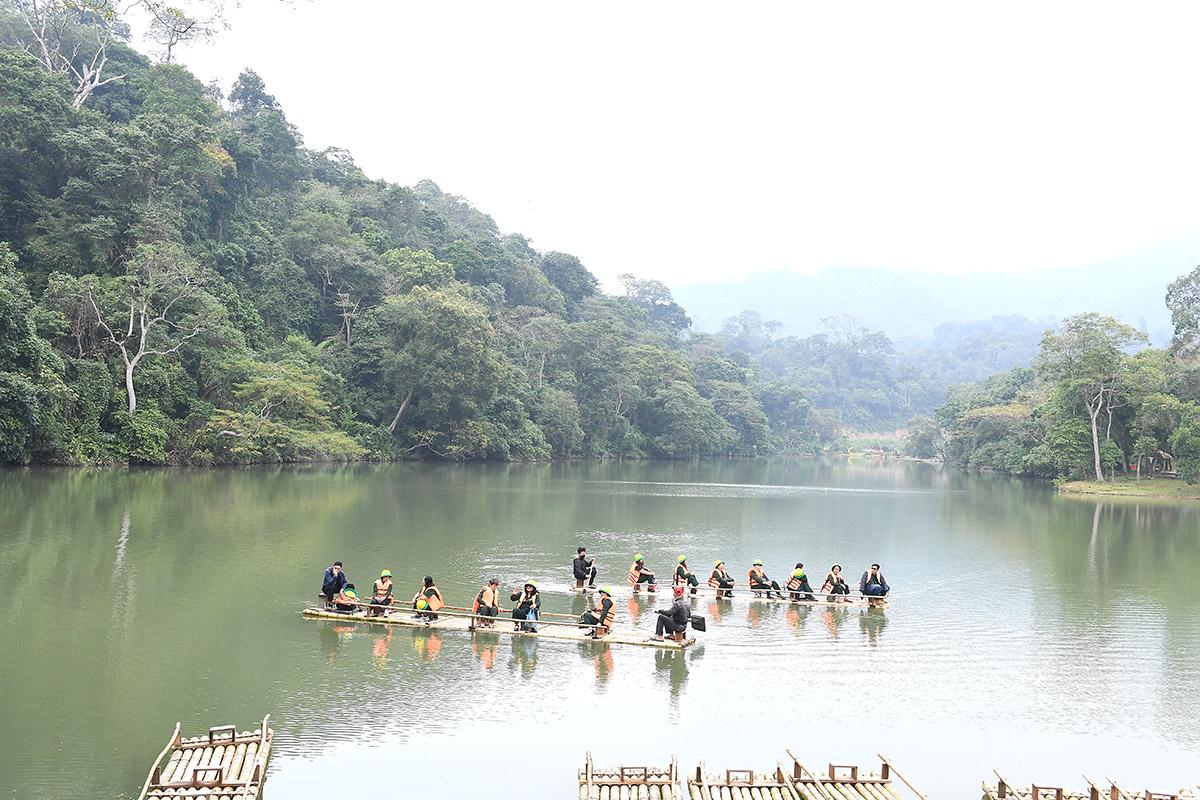 Du khách trải nghiệm bơi mảng trên hồ Nà Nưa.