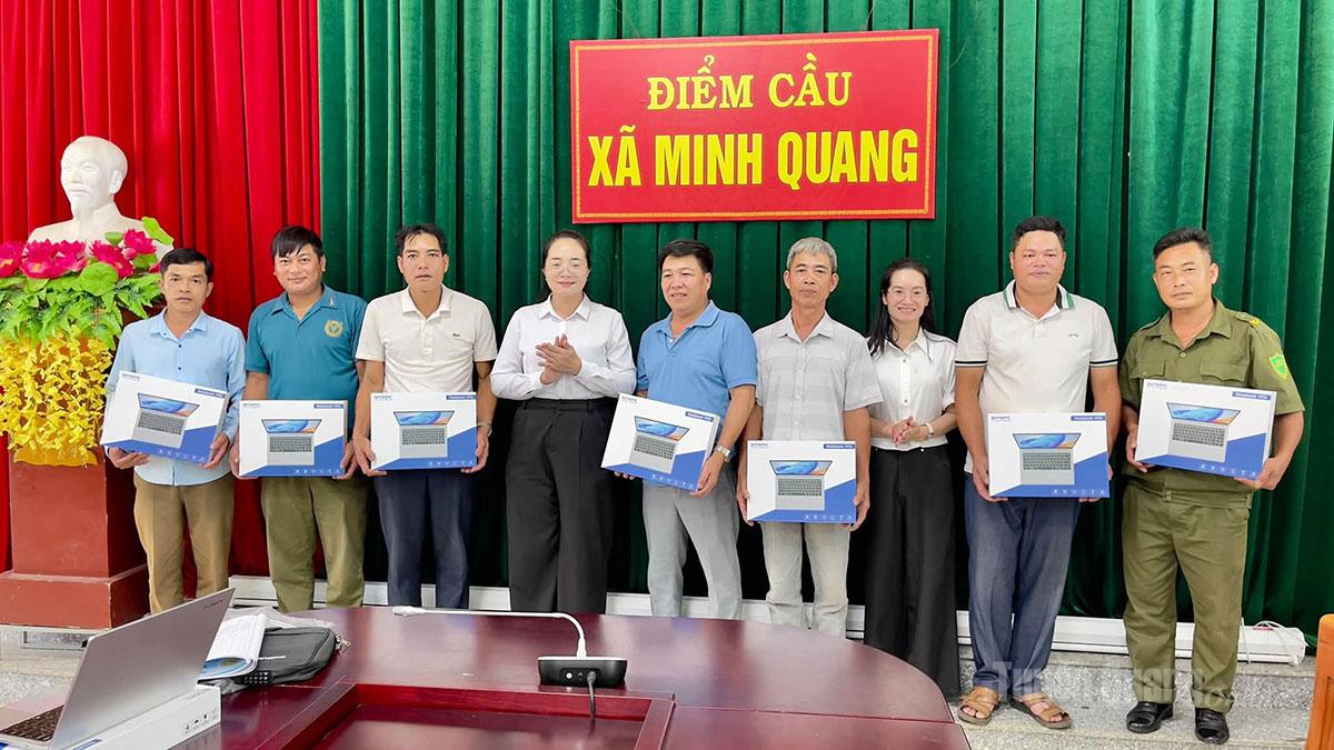 Lãnh đạo xã Minh Quang bàn giao máy tính cho cán bộ thôn.
