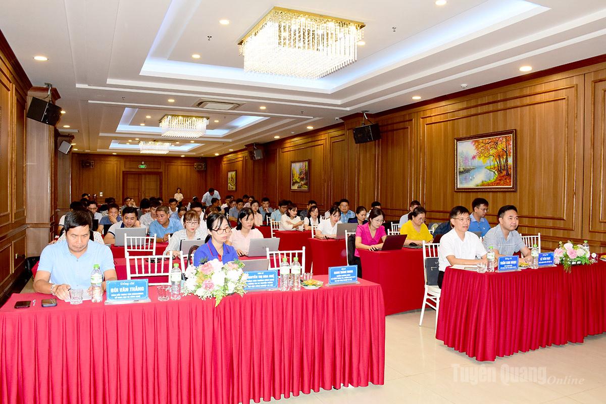Các học viên tham gia lớp bồi dưỡng tại điểm Trung tâm Tổ chức sự kiện Royal Plaza Center, phường Minh Xuân.