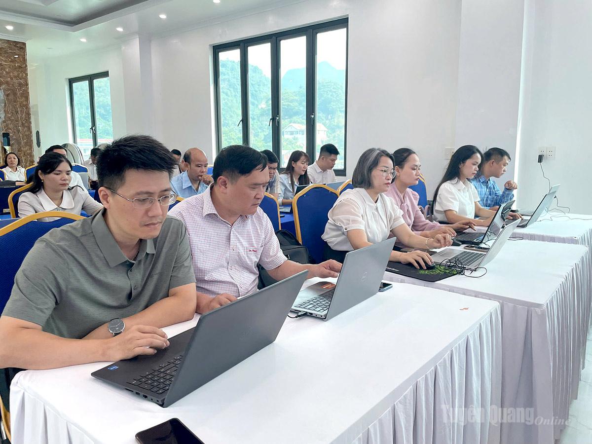 Các học viên tham gia lớp bồi dưỡng tại điểm phường Hà Giang 1.