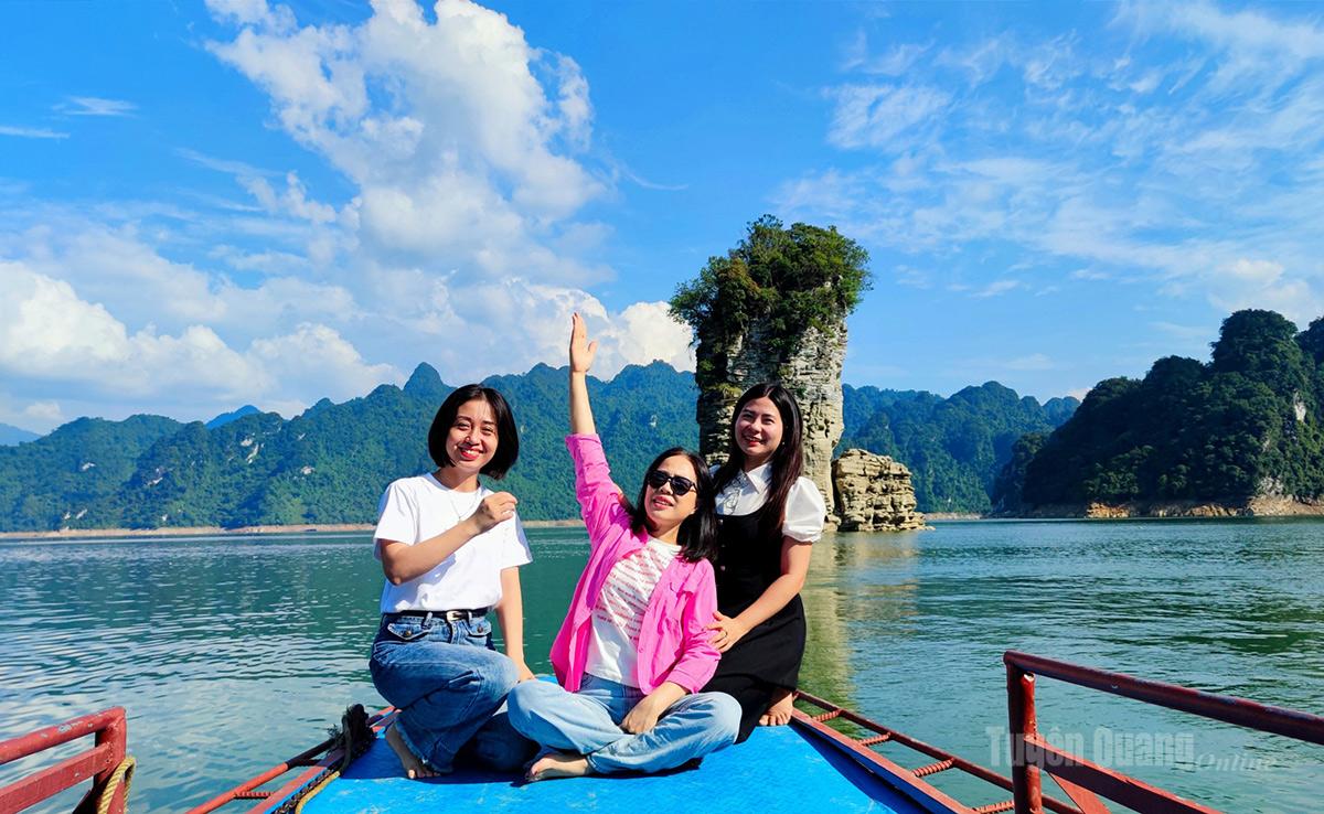 Du khách check-in nơi Cọc Vài thuộc Khu du lịch sinh thái Na Hang - Lâm Bình.
Ảnh: Cảnh Trực