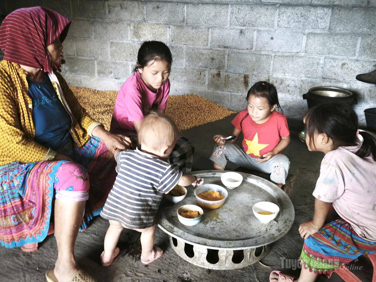 Bữa cơm đạm bạc của ba chị em Hạ Thị Xúa và bà nội ở thôn Sủng Cháng, xã Thắng Mố.
