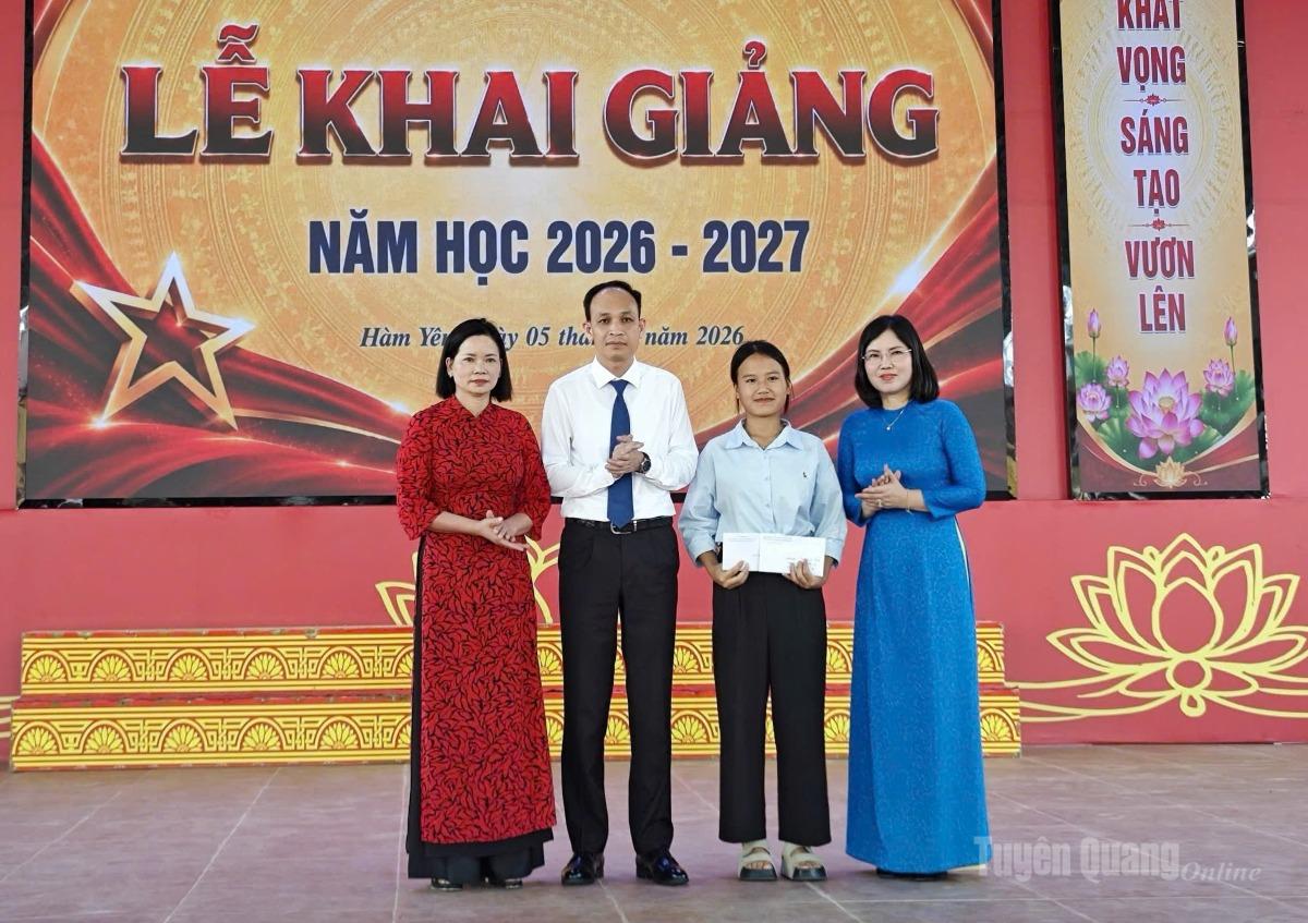 Ban Giám hiệu Trường Phổ thông Dân tộc nội trú THCS và THPT Hàm Yên trao hỗ trợ cho em Hoàng Thị Hải Yến, cựu học sinh lớp 12B.