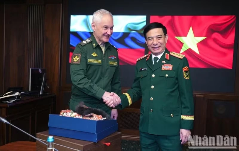 Deputy Prime Minister and Minister of National Defence Gen. Phan Van Giang (right) and Russian Defence Minister Andrey Belousov exchange souvenirs. (Photo: NDO)