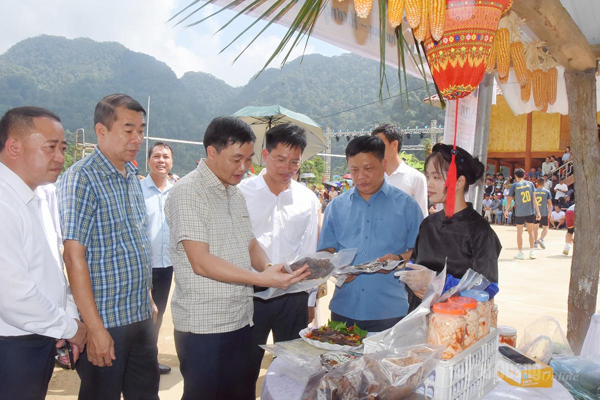 Đại biểu tham quan gian trưng bày các sản phẩm nông sản địa phương.