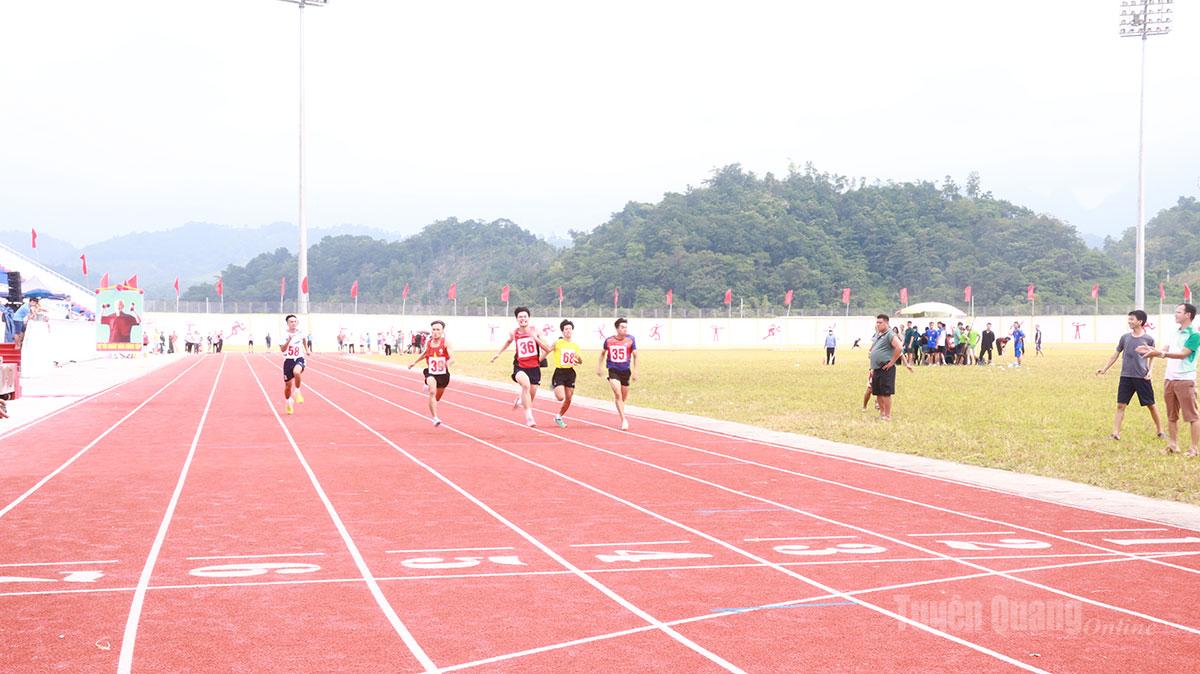 Các vận động viên tranh tài vòng chung kết chạy 100m nam.