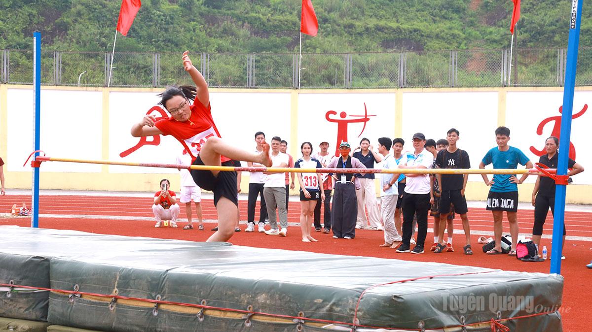 Các vận động viên nữ tranh tài nội dung nhảy cao.