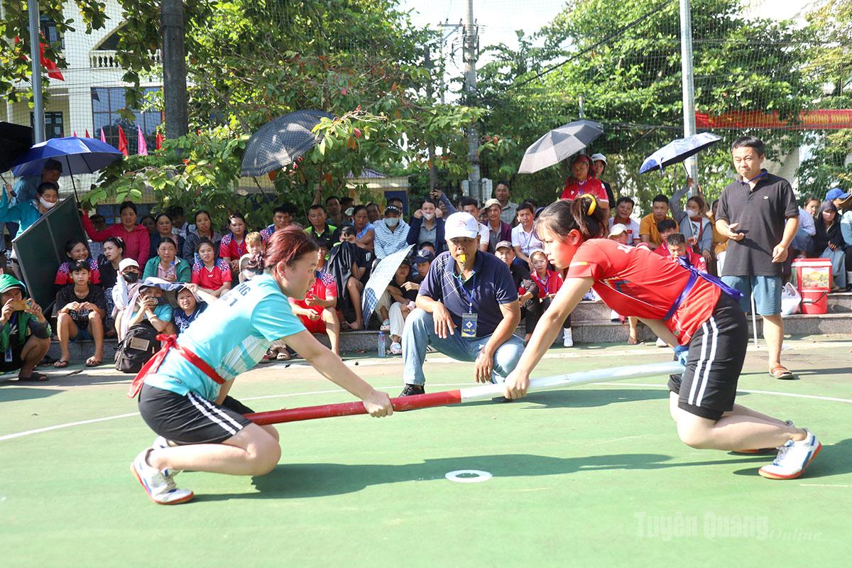 Đẩy gậy diễn ra sôi nổi.