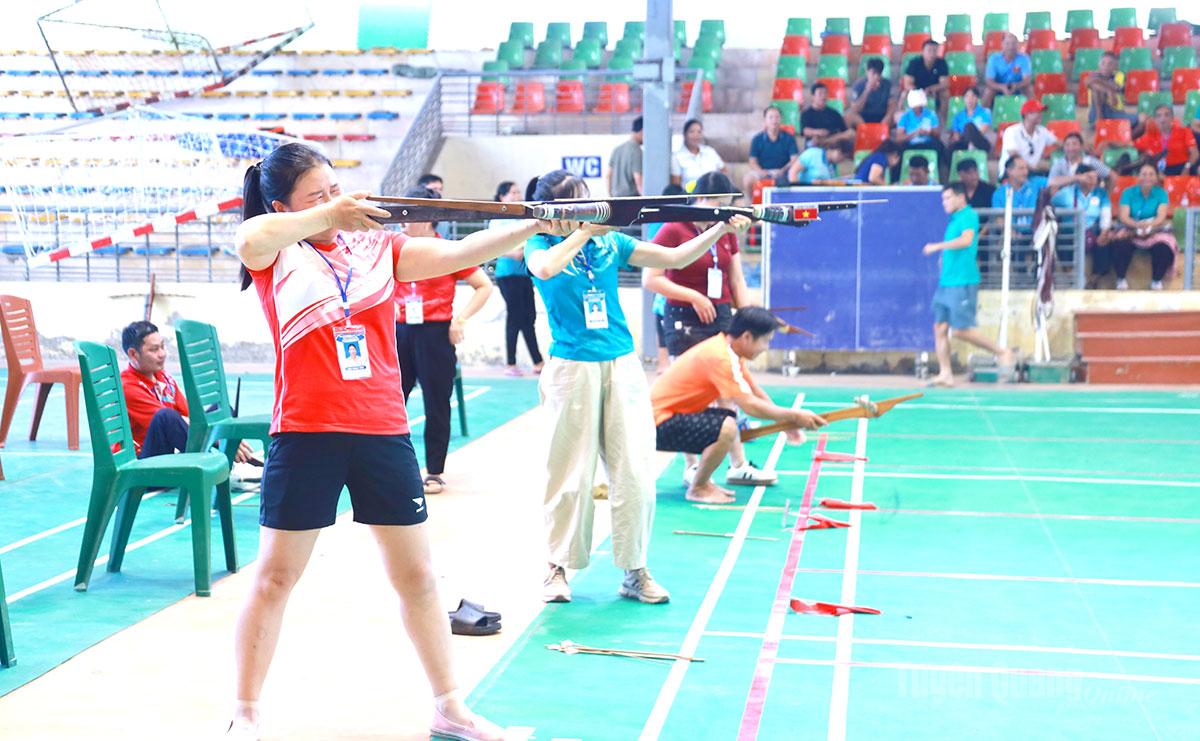 Các vận động viên thi đấu nội dung bắn nỏ.