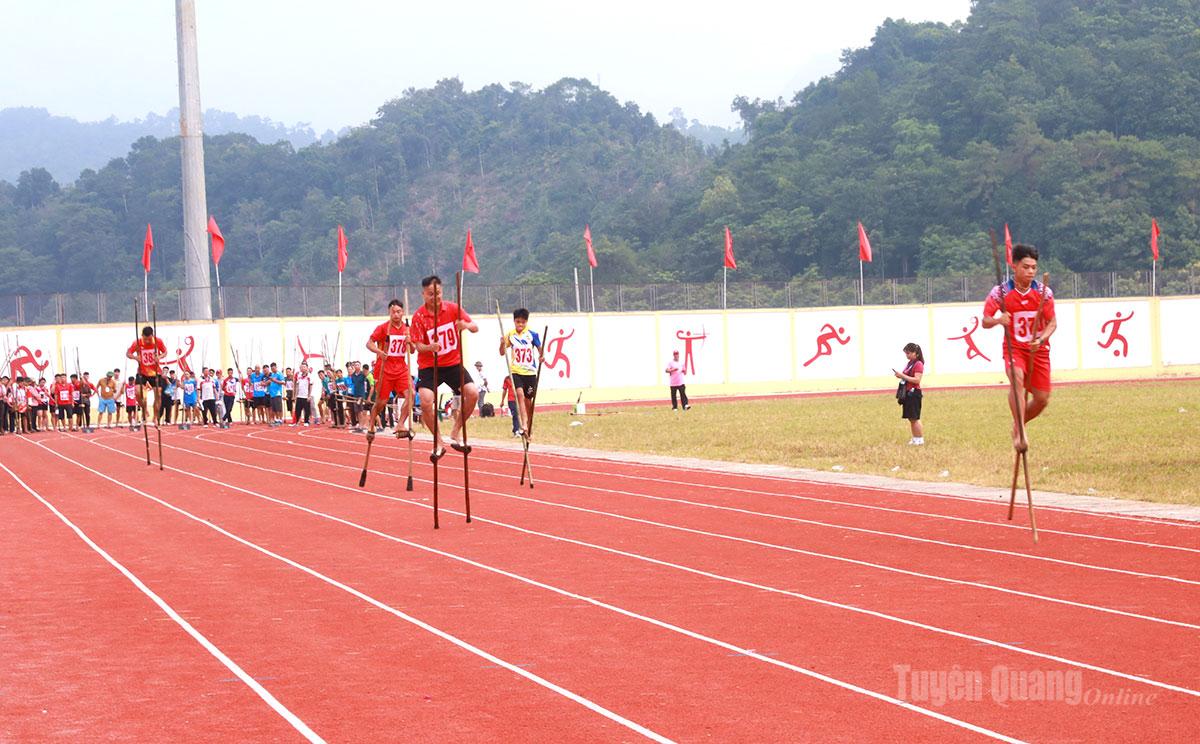 Chạy cà kheo nam diễn ra vòng loại.