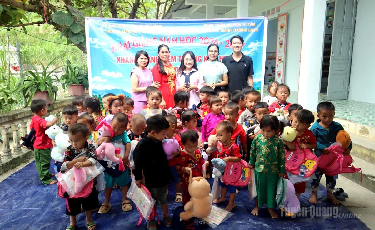 Nhà tài trợ khánh thành công trình và tặng quà cho các em học sinh tại điểm trường.
