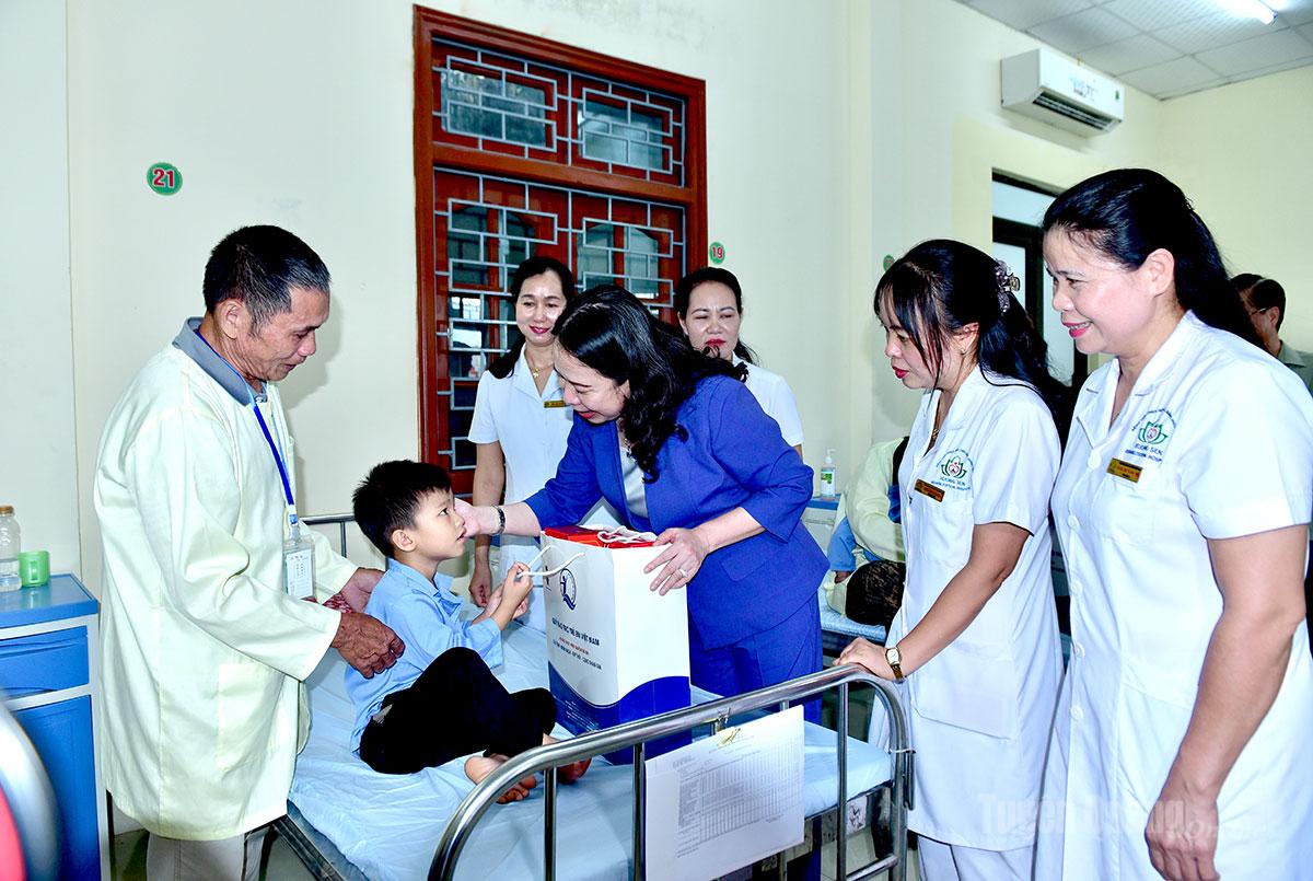 Phó Chủ tịch nước Võ Thị Ánh Xuân động viên, trao quà cho các bệnh nhi đang điều trị tại Bệnh viện Phục hồi chức năng Hương Sen.