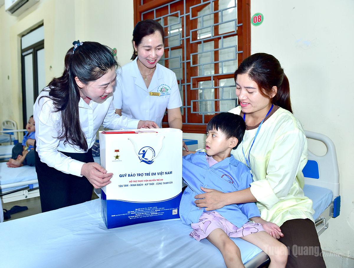 Đồng chí Phó Bí thư Thường trực Tỉnh ủy, Trưởng Đoàn đại biểu Quốc hội tỉnh  Lê Thị Kim Dung trao quà, động viên các bệnh nhi.