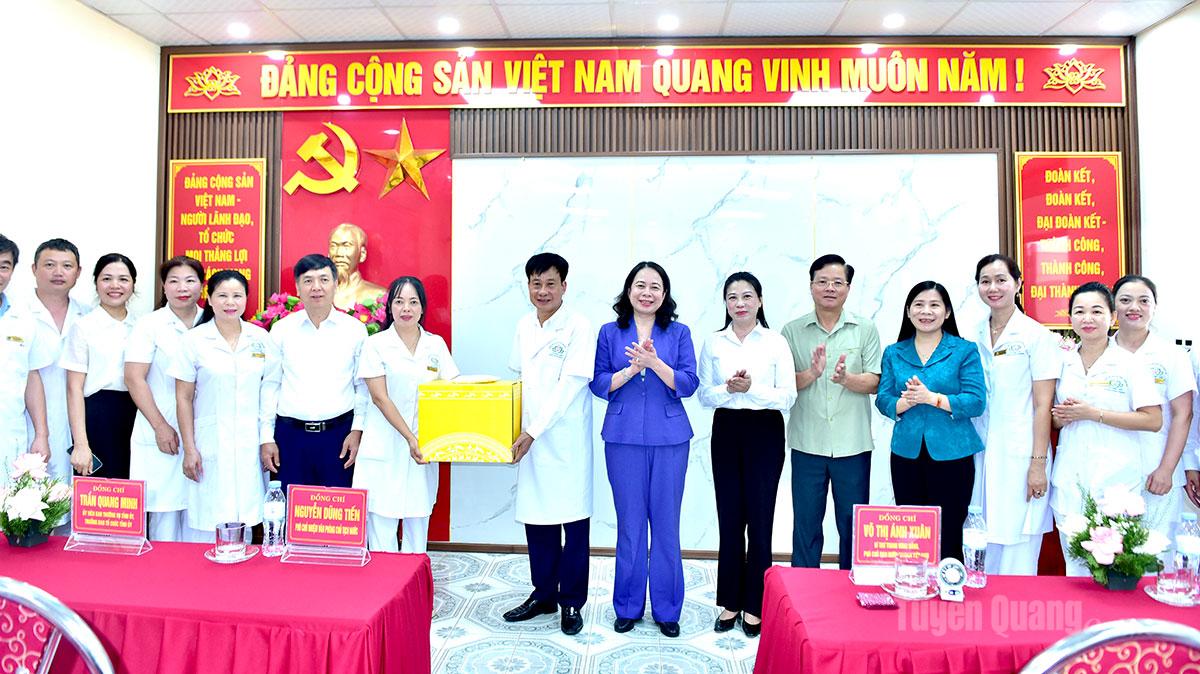 Phó Chủ tịch nước Võ Thị Ánh Xuân và các đồng chí lãnh đạo tỉnh tặng quà và trao 200 triệu đồng cho Quỹ Hỗ trợ trẻ em đang điều trị  tại Bệnh viện Phục hồi chức năng Hương Sen.