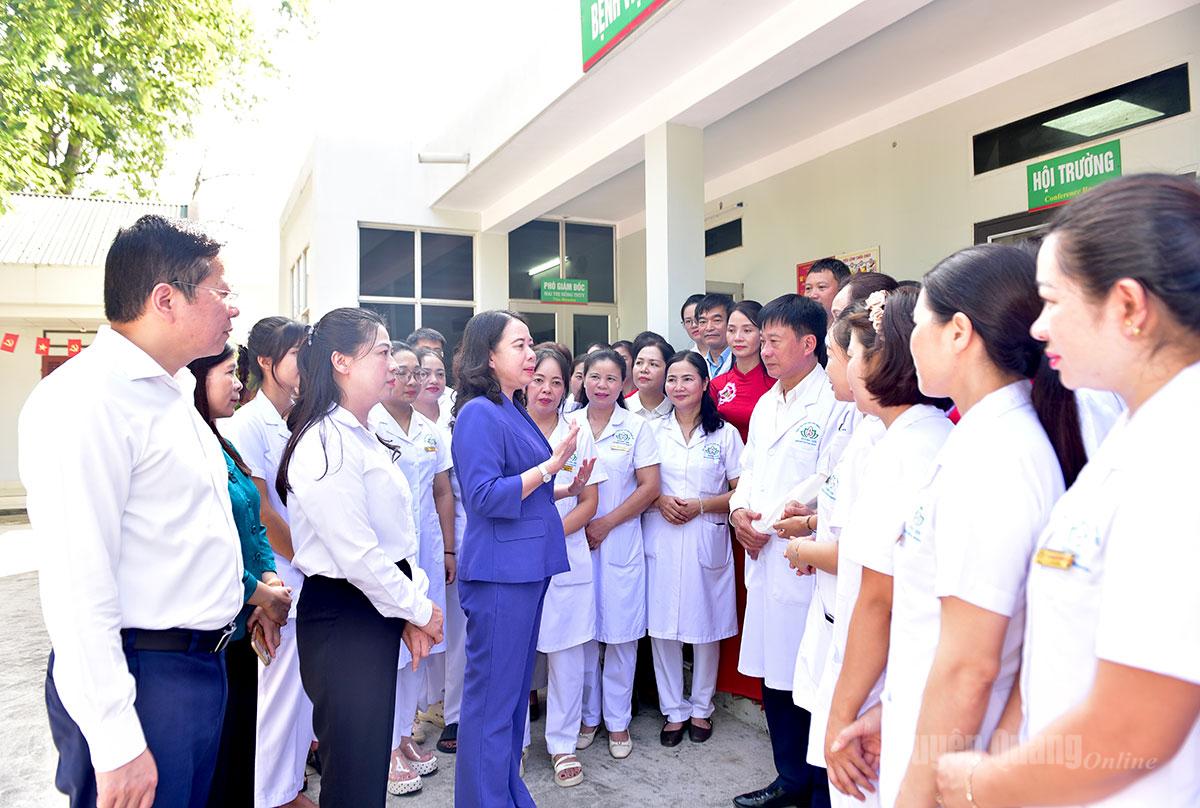 Phó Chủ tịch nước Võ Thị Ánh Xuân thăm, tặng quà tại Bệnh viện Phục hồi chức năng Hương Sen