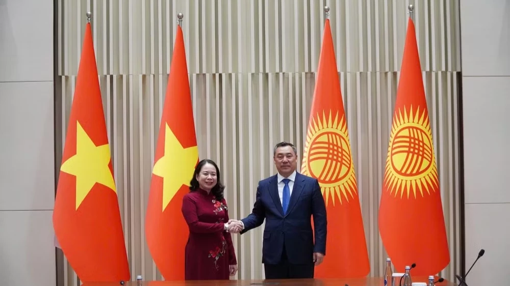Phó Chủ tịch nước Võ Thị Ánh Xuân gặp Tổng thống Kyrgyzstan Sadyr Japarov