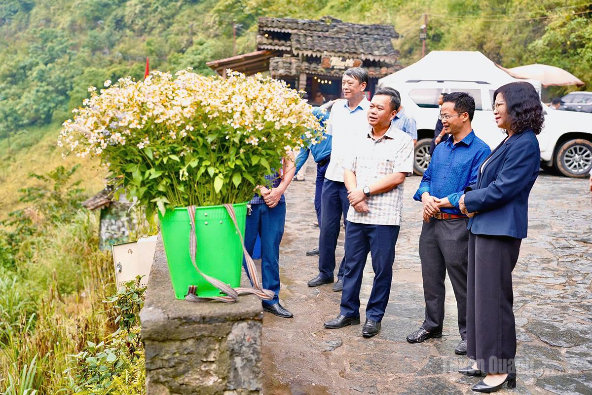 Phó Chủ tịch UBND tỉnh Đỗ Hùng Đức khảo sát điểm du lịch Dốc Thẩm Mã, xã Phố Bảng.