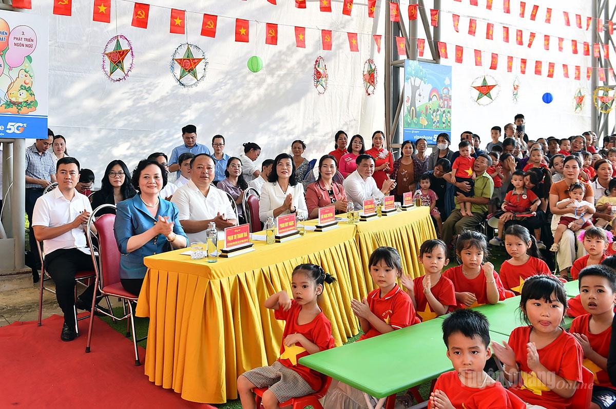 Phó Thủ tướng Phạm Thị Thanh Trà và các đại biểu dự chương trình Trung thu tại Trường Mầm non Trung Môn phân hiệu Kim Phú.