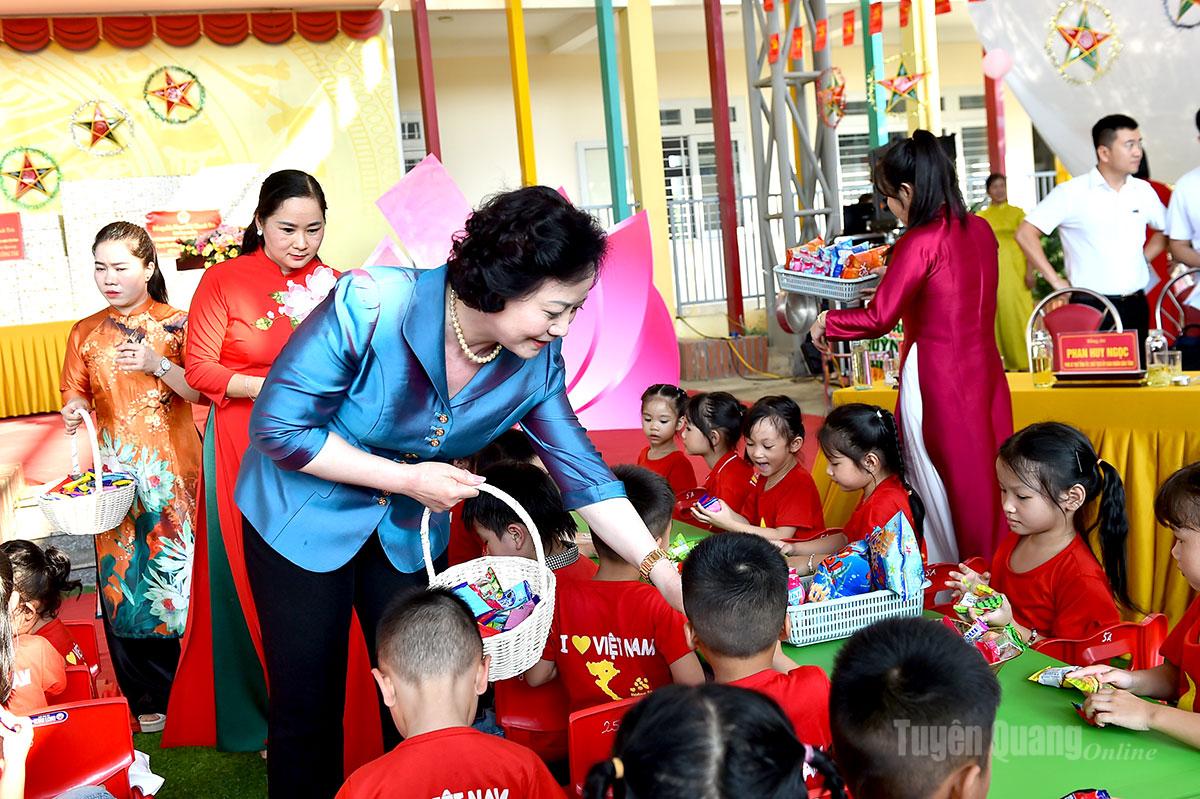 Phó Thủ tướng Chính phủ Phạm Thị Thanh Trà thăm, tặng quà thiếu nhi tại Tuyên Quang