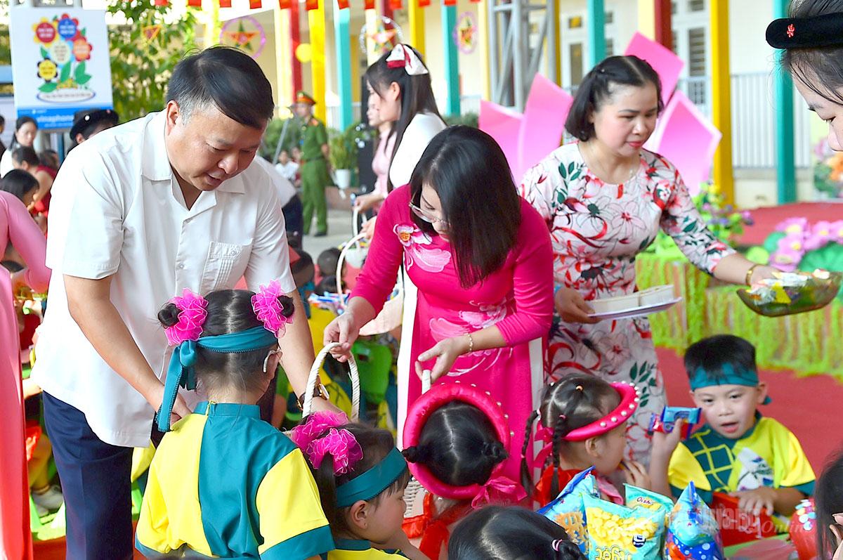 Chủ tịch UBND tỉnh Phan Huy Ngọc trao bánh kẹo Trung thu cho các em học sinh.