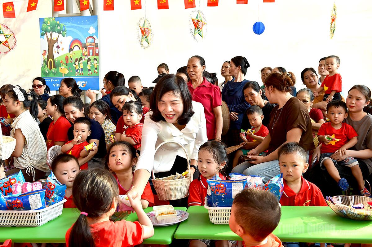 Đồng chí Phạm Thị Minh Xuân, Phó Chủ tịch HĐND tỉnh trao bánh kẹo Trung thu cho các em học sinh.