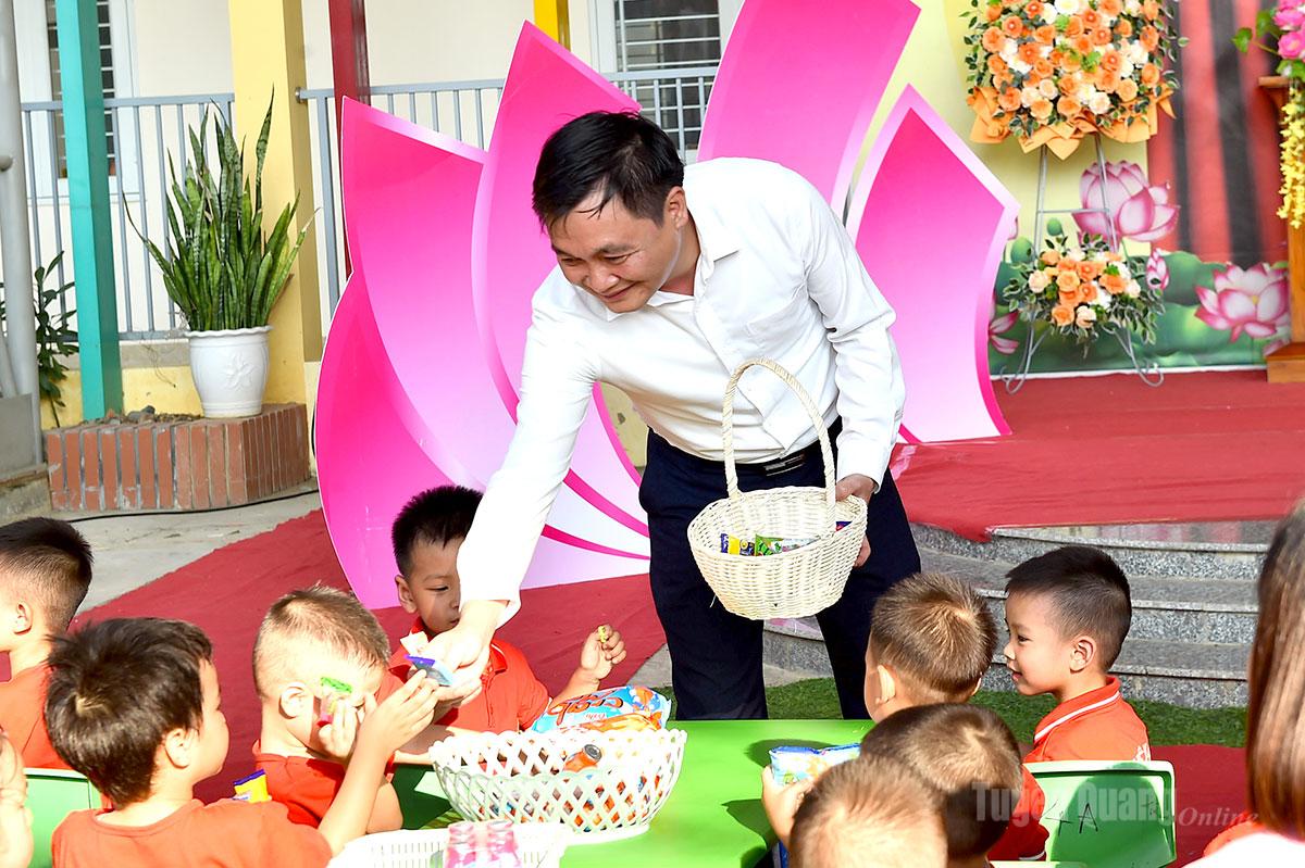 Đồng chí Đỗ Tuấn Anh, Phó Chủ tịch UBND tỉnh trao bánh kẹo Trung thu cho các em học sinh.