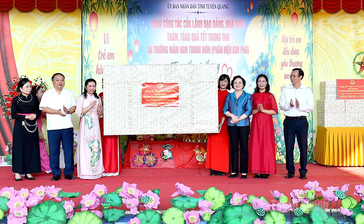 Phó Thủ tướng Phạm Thị Thanh Trà tặng tivi cho nhà trường.