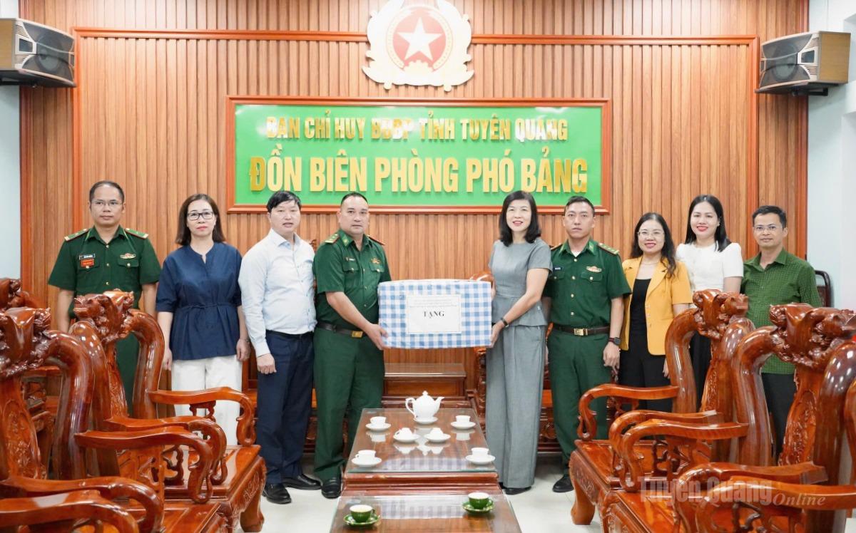 Đồng chí Phạm Thị Minh Xuân, Phó Chủ tịch HĐND tỉnh thăm, tặng quà cán bộ, chiến sĩ Đồn Biên phòng Phó Bảng.