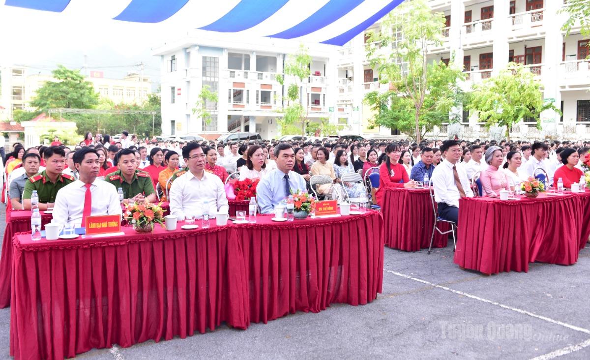 Đồng chí Phó Bí thư Tỉnh ủy, Chủ tịch Ủy ban MTTQ Việt Nam tỉnh Ma Thế Hồng và các đại biểu dự khai giảng năm học mới tại Trường THPT Chuyên Hà Giang.