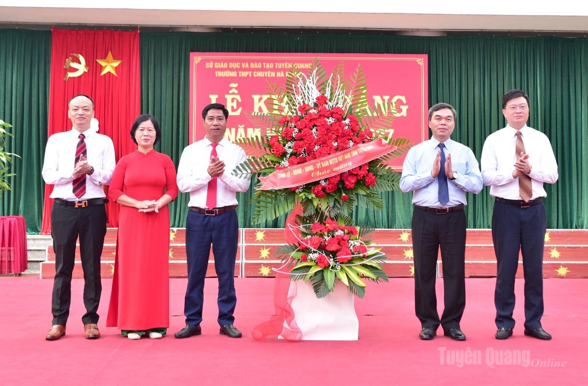 Đồng chí Phó Bí thư Tỉnh ủy, Chủ tịch Ủy ban MTTQ Việt Nam tỉnh Ma Thế Hồng tặng hoa chúc mừng thầy và trò Trường THPT Chuyên Hà Giang.