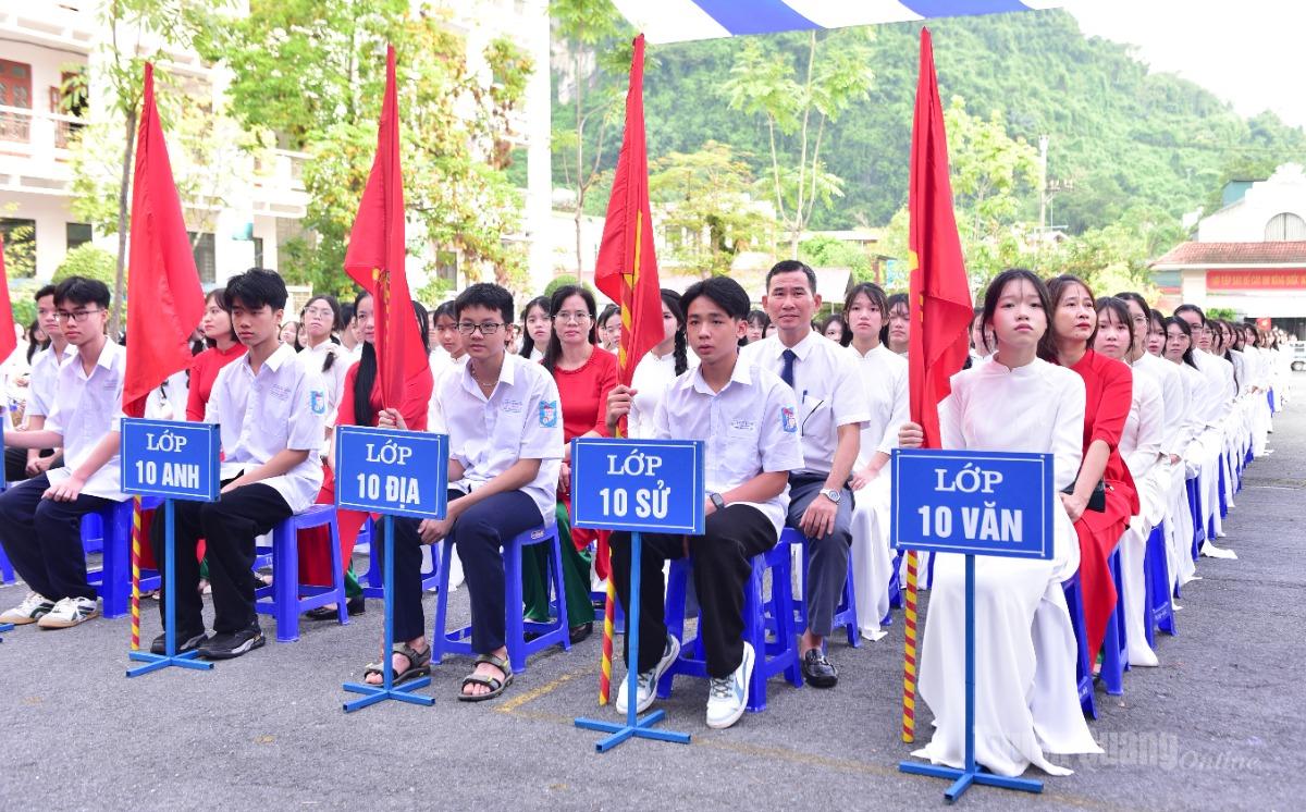Các em học sinh Trường THPT Chuyên Hà Giang nghe đọc thư của Tổng Bí thư, Chủ tịch nước Tô Lâm gửi ngành giáo dục nhân dịp khai giảng năm học mới 2026-2027.