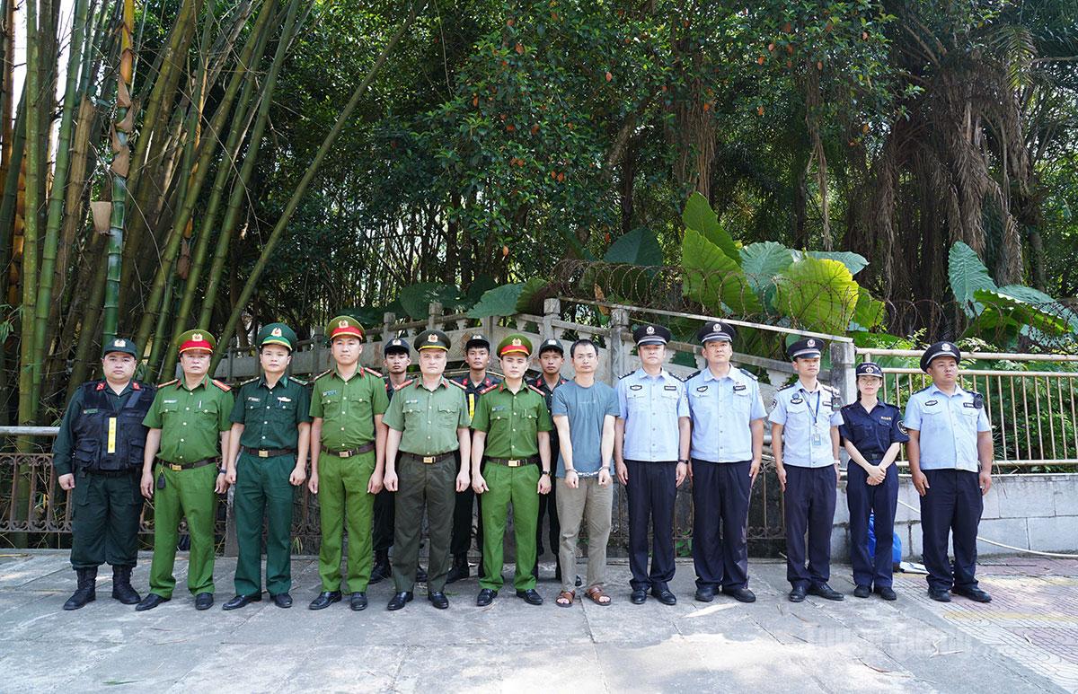 Công an tỉnh Tuyên Quang bàn giao đối tượng Lin Yuan Shen cho phía Công an châu Văn Sơn, tỉnh Vân Nam, Trung Quốc.
