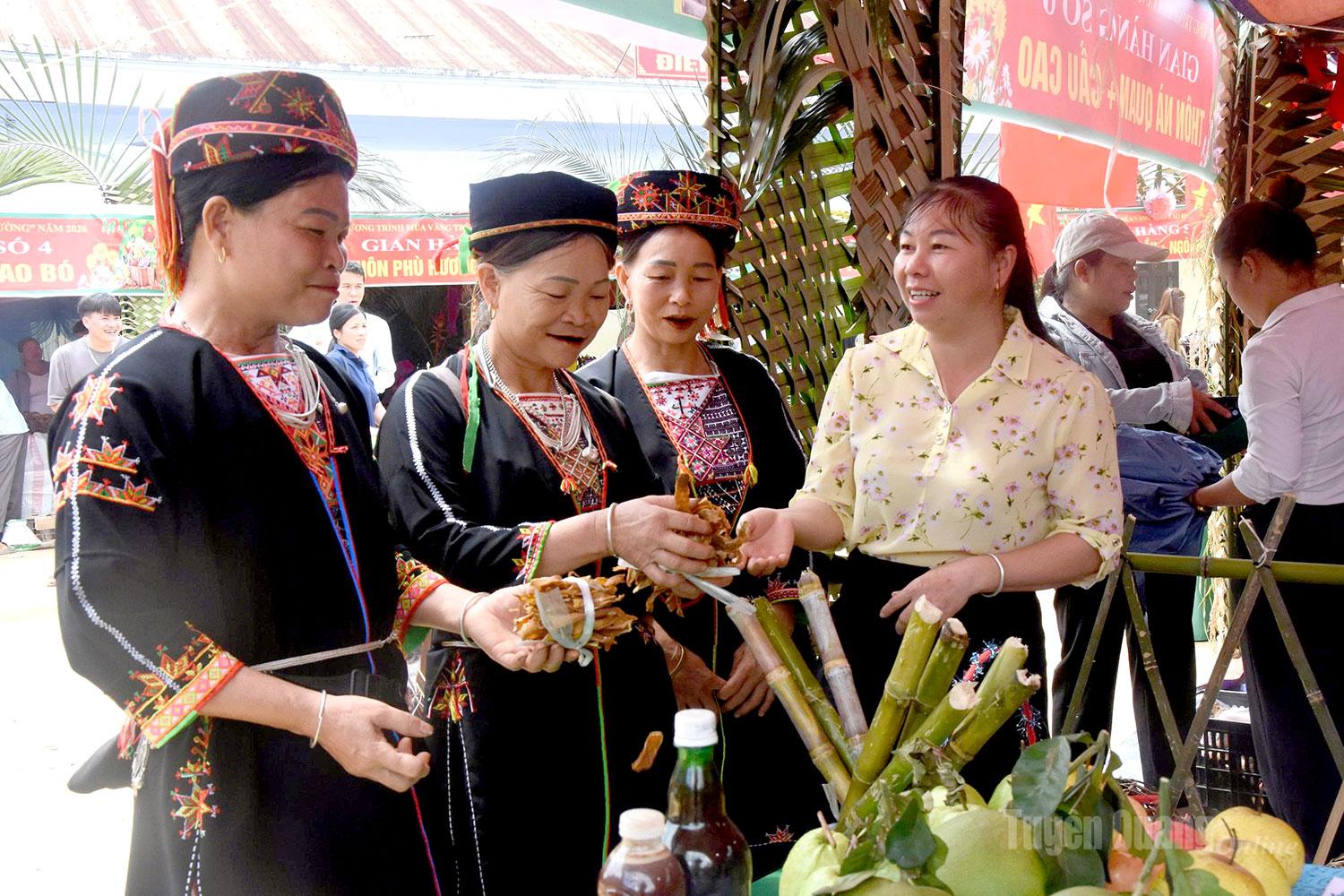 Với việc đẩy mạnh phát triển kinh tế, bà con Nhân dân đã mang đến nhiều sản phẩm đặc sản núi rừng từng bước quảng bá, bày bán tại các gian hàng, tạo điểm nhấn hấp dẫn cho du khách.