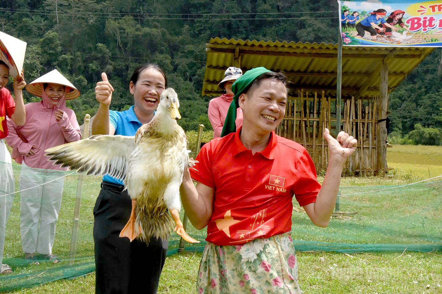 Niềm vui vỡ òa khi người chơi bắt được vịt trong trò chơi dân gian đầy thú vị.
