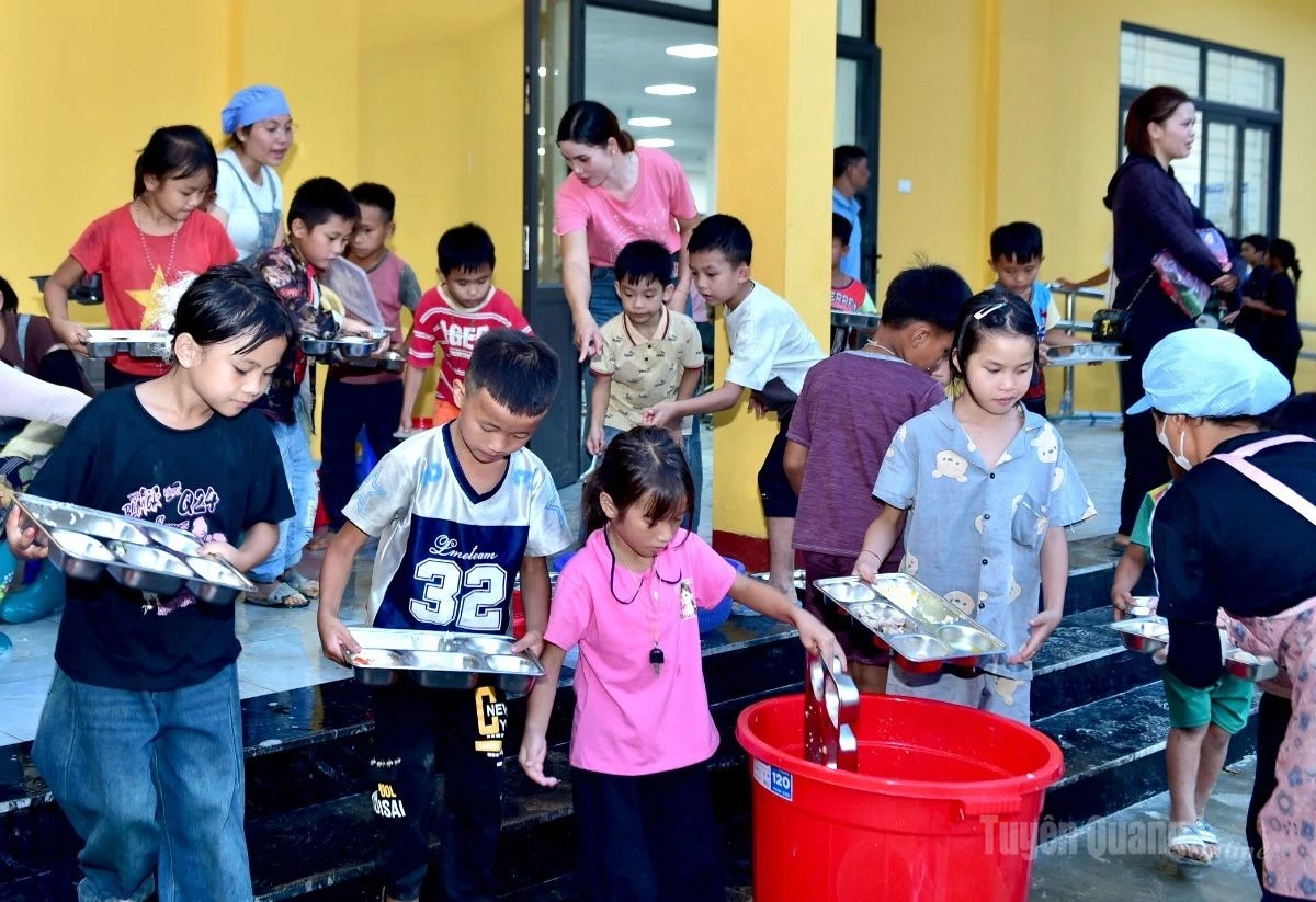 After meals, students proactively and voluntarily clear their trays and dishes and place them in the designated area, supporting the kitchen staff in maintaining proper cleaning routines.