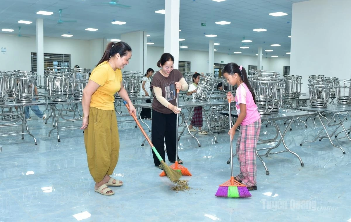 Immediately after mealtimes, teachers and students work together to clean the communal dining hall, ensuring that the shared space remains tidy, clean and well organised.