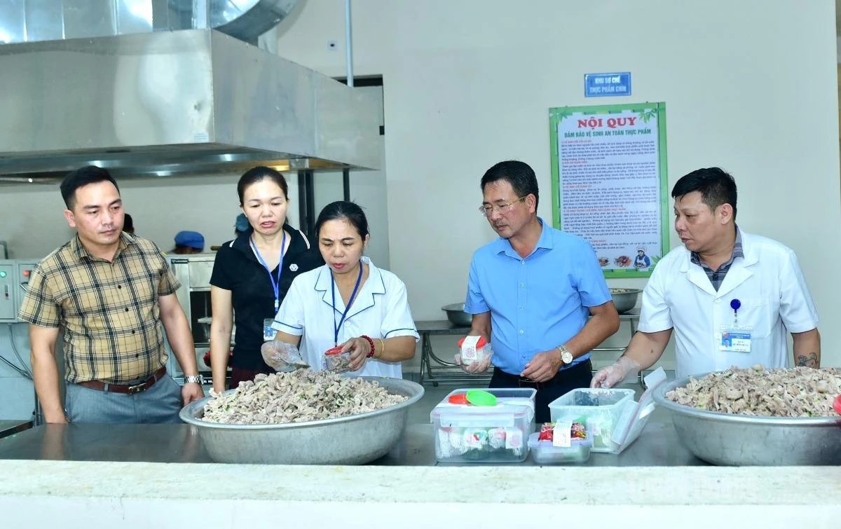 Vi Quang Ngoc, Deputy Secretary of the Minh Tan Commune Party Committee and Chairman of the Minh Tan Commune People’s Committee, directly inspected preparations for students’ meals and supervised the collection of food samples for storage at the school kitchen.