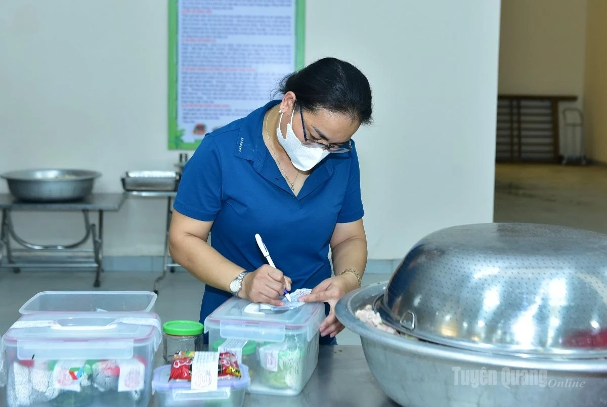 Food sample collection and storage are carried out daily in accordance with regulations.