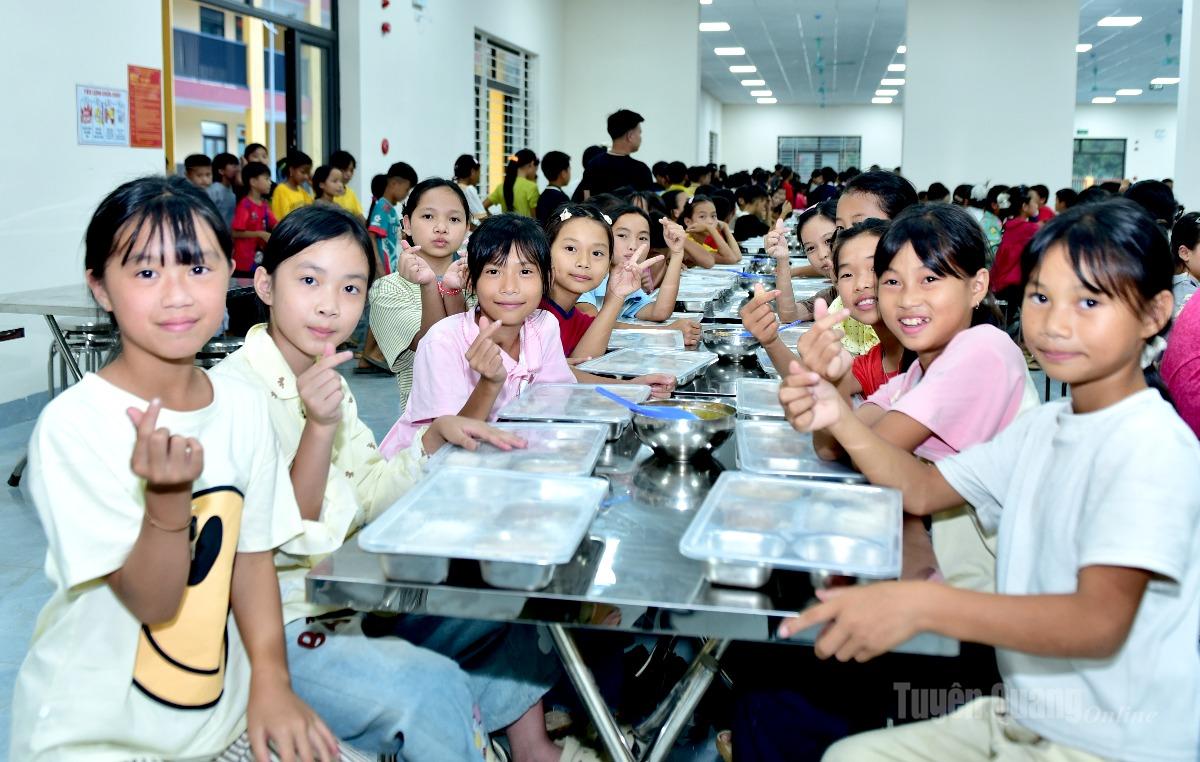 Niềm vui và sự phấn khởi của các em học sinh nội trú Trường Phổ thông nội trú Tiểu học và THCS Minh Tân bên bữa ăn ấm áp, đảm bảo an toàn.